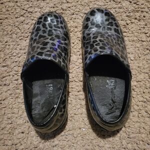 WOMENS LEOPARD PRINT CLOGS GRAY AND BLACK SIZE 7